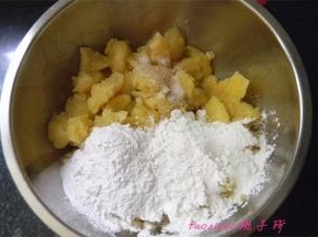 将蒸熟的土豆去皮，掰碎，放入食盐、白胡椒粉、糯米粉、玉米淀粉；
