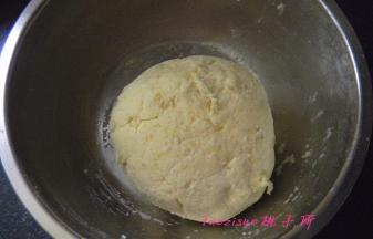 用手将第二步的原料抓匀后揉成光滑的土豆面团，松弛30分钟；