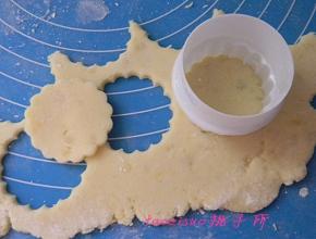 将松弛好的土豆面团擀成3mm的薄片，用饼干切模压出形状；