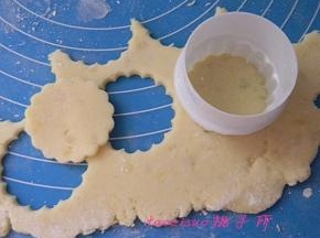 将松弛好的土豆面团擀成3mm的薄片，用饼干切模压出形状；