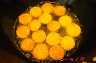 炒锅内倒入食用油，油温5~6成热放入薯饼坯，炸至上色即可。