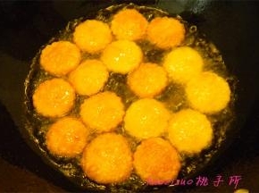 炒锅内倒入食用油，油温5~6成热放入薯饼坯，炸至上色即可。