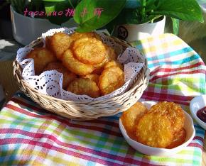 炸好的薯饼外酥里嫩很香哦！