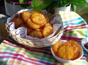 炸好的薯饼外酥里嫩很香哦！