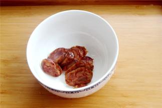 香肠蒸熟后切片。