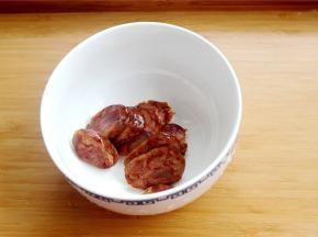 香肠蒸熟后切片。