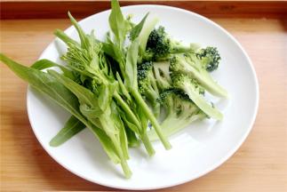 西兰花和菜心最嫩的地方洗净备好。
