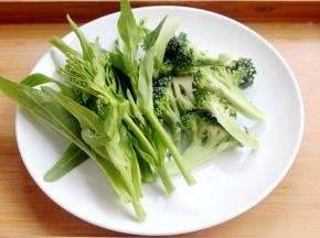 西兰花和菜心最嫩的地方洗净备好。