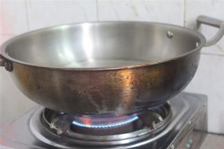 坐锅烧水至开。