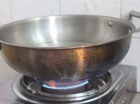坐锅烧水至开。