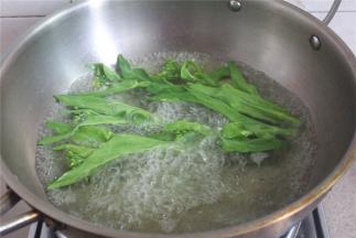 捞出西兰花放菜心下去煮10秒。