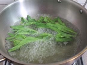 捞出西兰花放菜心下去煮10秒。