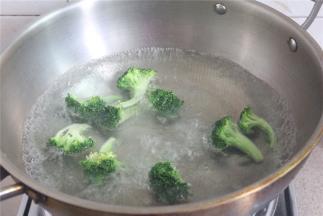 放西兰花下去煮1分钟。