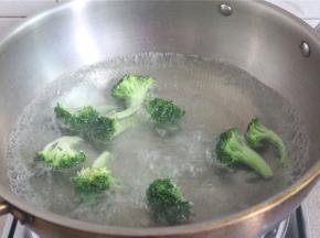 放西兰花下去煮1分钟。