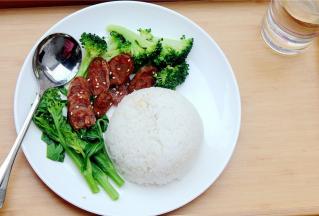 撒点白芝麻摆在米饭旁边吃即可。