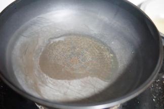 另取锅烧热，放入冷油