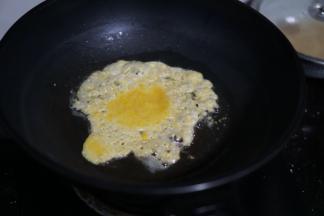 鸡蛋液倒进去快速翻炒