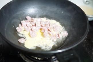 加入香肠，同样的快速翻炒