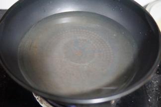 干净的锅内放入饮用水