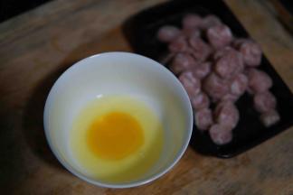 煮面的时候可以准备配料，鸡蛋打散，香肠切片