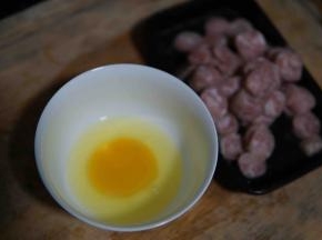 煮面的时候可以准备配料，鸡蛋打散，香肠切片
