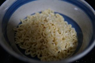 把煮好的泡面稍微控干水分