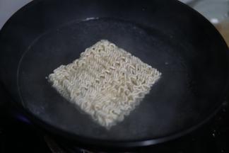 放泡面面饼煮熟（软硬程度根据自己喜欢控制时间长短，参考时间：4分钟）