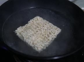 放泡面面饼煮熟（软硬程度根据自己喜欢控制时间长短，参考时间：4分钟）