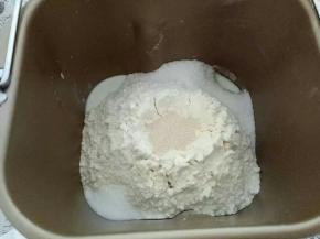 将材料中的中种材料放入面包机中混合均匀，启动面包机和面20分钟