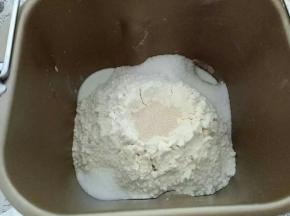 将材料中的中种材料放入面包机中混合均匀，启动面包机和面20分钟