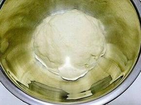 揉好的面团盖上保鲜膜放入冰箱冷藏一晚上（也可以室温发酵）