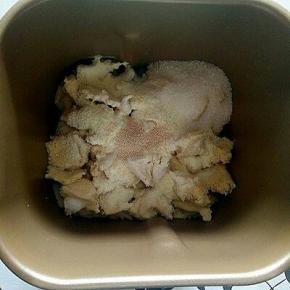 第二天从冰箱拿出面团，放室温回温15分钟，然后撕成小块，和其他主面团（除黄油）混合揉出扩展阶段，加入黄油，揉出完全阶段