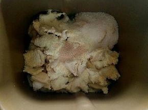 第二天从冰箱拿出面团，放室温回温15分钟，然后撕成小块，和其他主面团（除黄油）混合揉出扩展阶段，加入黄油，揉出完全阶段