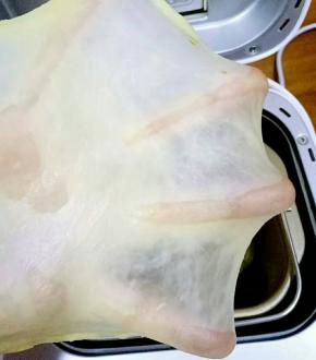 揪一块面团用手能拉出大片的薄膜