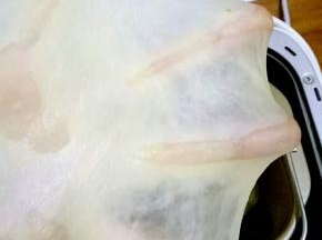 揪一块面团用手能拉出大片的薄膜