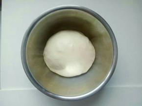 将面团整形放入容器中，在放一碗热水（防止面包表皮干），放入烤箱进行第一次发酵1个小时