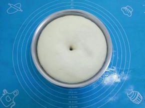 发酵好的面团，大约原来的二倍大，用手指沾面粉，戳个小洞，不回缩不塌馅就说明发酵成功