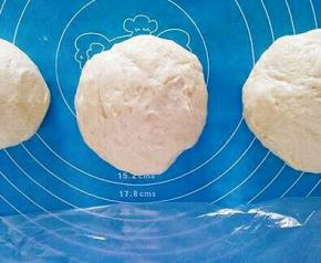 揉好的面团取出，排出空气，平分成三份，盖上保鲜膜，静置30分钟