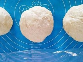 揉好的面团取出，排出空气，平分成三份，盖上保鲜膜，静置30分钟