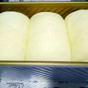 发酵至八分满，放上杏仁片，不放也可以，刷不刷蛋液看自己喜欢，我没刷