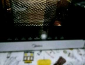 烤箱180度预热8分钟，烘烤30分钟（大概五六分钟时就上色了，避免上色太重，要及时加盖锡纸）