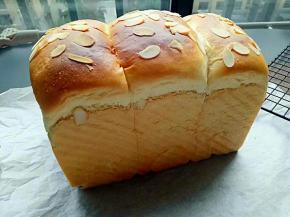 出炉了，放到了第三天还是很柔软（我就是加盖锡纸迟了，上色有些深）