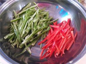 两种辣椒都切丝。