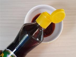 取一个碗倒入六月鲜生抽。