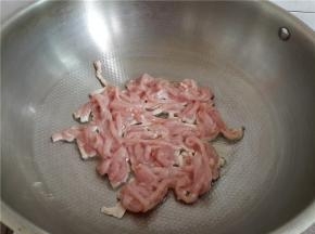 坐锅烧热放油。放腌制好的肉丝。