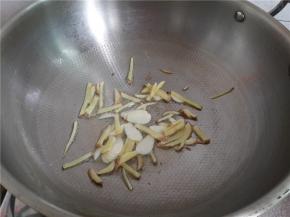 将就底油炒香姜蒜出香味。