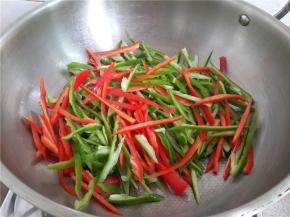 放辣椒丝下去翻炒均匀。
