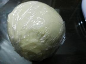 水油皮面团材料混合，揉成光滑的面团，最好揉至有一定筋性的程度，方便擀制。盖保鲜膜松弛30分钟