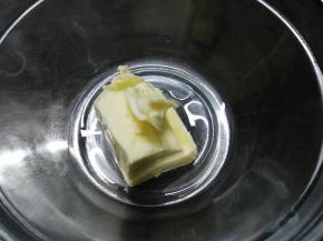 黄油软化至膏状