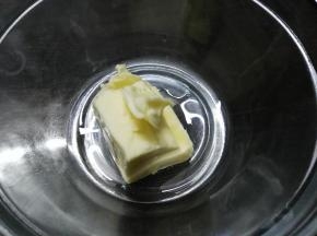 黄油软化至膏状
